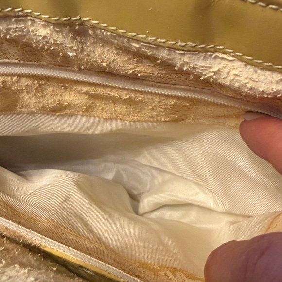 Gucci Yellow Shoulder Bag smooth patent leather poor to fair condition - Picture 11 of 14